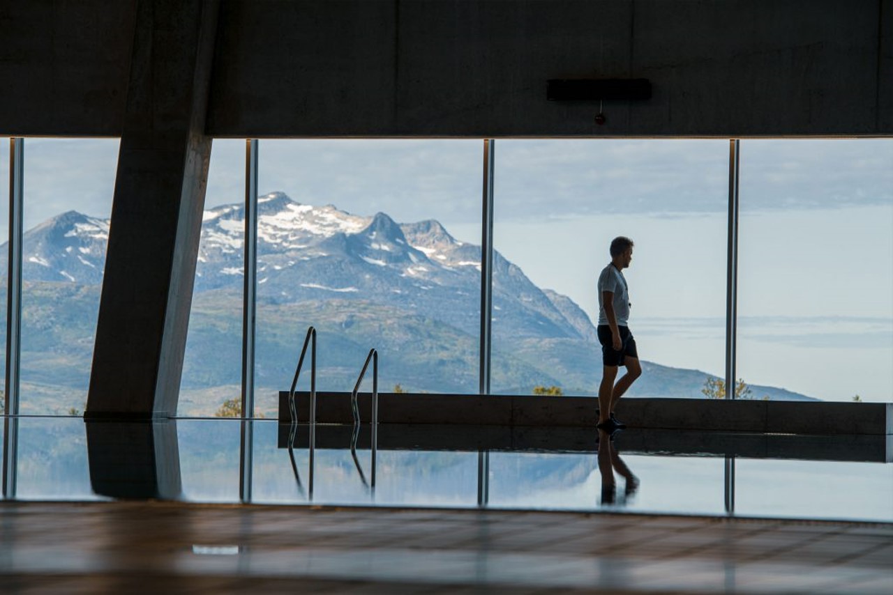 Idrettsbassenget med utsikt over kvaløya