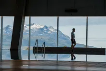 Idrettsbassenget med utsikt over kvaløya